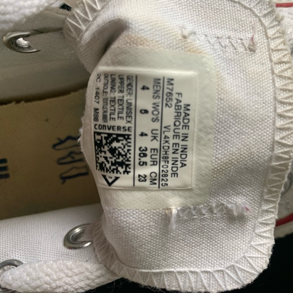 Converse women’s/kids… size 6/4.